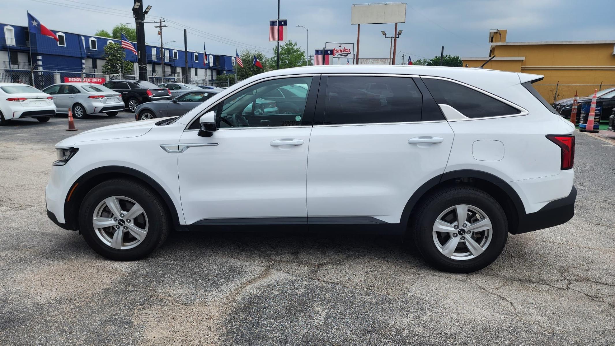 2023 White Kia Sorento LX 2WD (5XYRG4LC3PG) with an 2.4L L4 DOHC 16V engine, 6A transmission, located at 1842 Wirt Road, Houston, TX, 77055, (713) 973-3903, 29.805330, -95.484787 - Photo #1